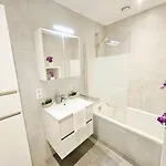 Roomy 3 Bedroom Flat With Outdoor Terrace And Parking *