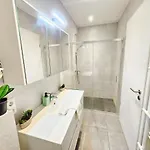 Roomy 3 Bedroom Flat With Outdoor Terrace And Parking Lussemburgo