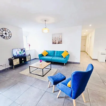 Roomy 3 Bedroom Flat With Outdoor Terrace And Parking Apartment