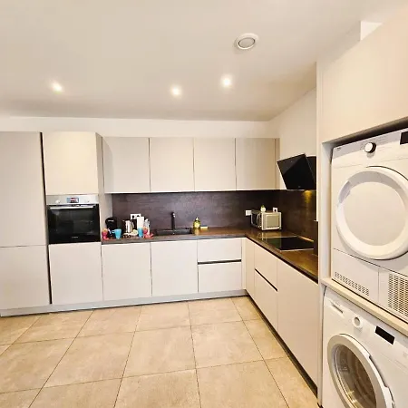 Apartament Roomy 3 Bedroom Flat With Outdoor Terrace And Parking Luksemburg