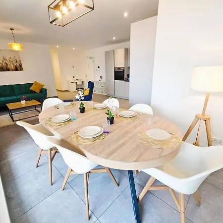 Apartment Roomy 3 Bedroom Flat With Outdoor Terrace And Parking *