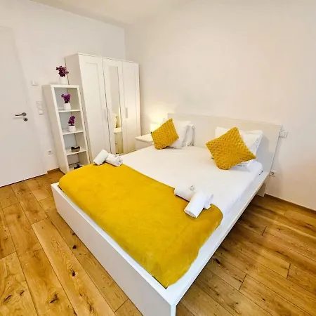 Apartment Roomy 3 Bedroom Flat With Outdoor Terrace And Parking *