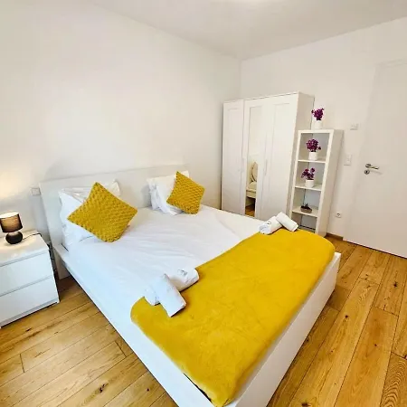 Roomy 3 Bedroom Flat With Outdoor Terrace And Parking Luxemburg