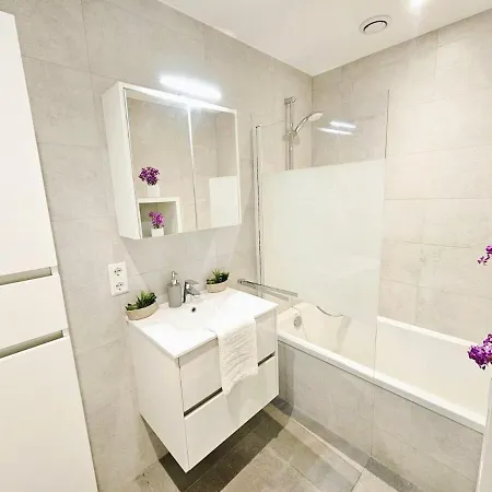 Roomy 3 Bedroom Flat With Outdoor Terrace And Parking *