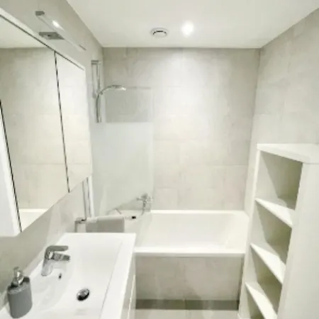 아파트 Roomy 3 Bedroom Flat With Outdoor Terrace And Parking