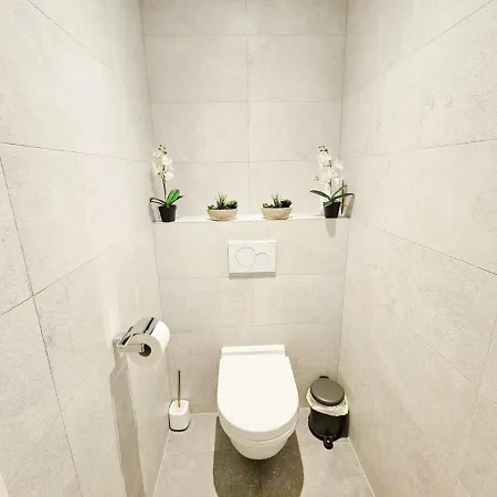 아파트 Roomy 3 Bedroom Flat With Outdoor Terrace And Parking *