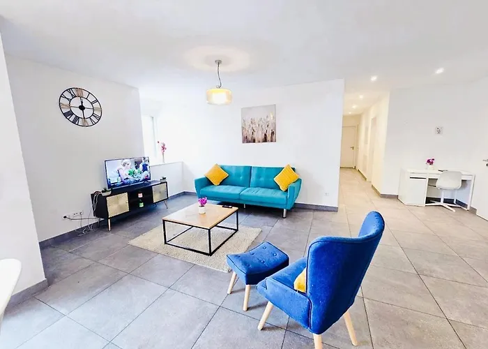 Roomy 3 Bedroom Flat With Outdoor Terrace And Parking Apartment