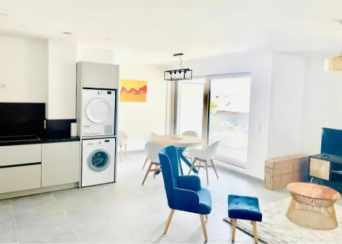 Roomy 3 Bedroom Flat With Outdoor Terrace And Parking *