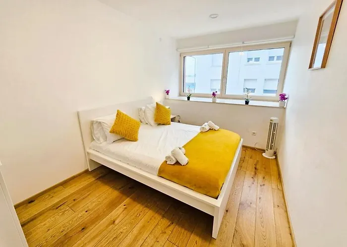 Roomy 3 Bedroom Flat With Outdoor Terrace And Parking 아파트 *