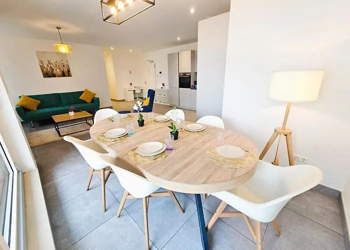 아파트 Roomy 3 Bedroom Flat With Outdoor Terrace And Parking *