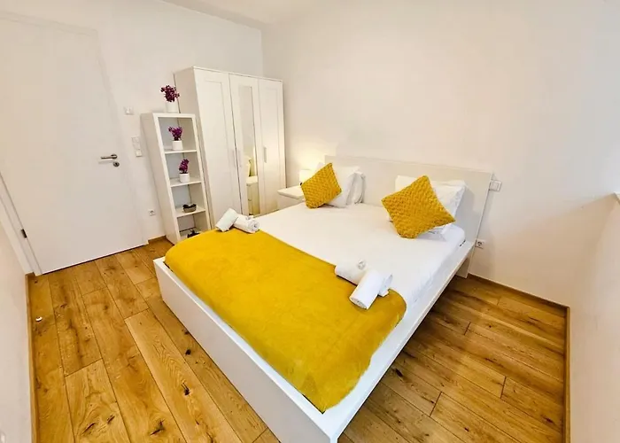 Apartment Roomy 3 Bedroom Flat With Outdoor Terrace And Parking *