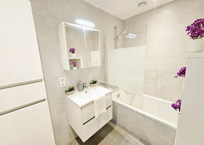 Roomy 3 Bedroom Flat With Outdoor Terrace And Parking *