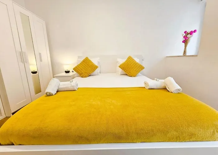 Roomy 3 Bedroom Flat With Outdoor Terrace And Parking