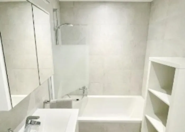 Apartment Roomy 3 Bedroom Flat With Outdoor Terrace And Parking