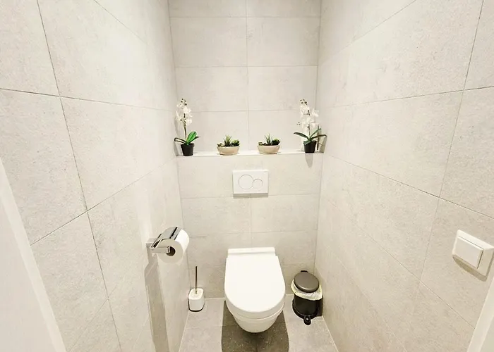아파트 Roomy 3 Bedroom Flat With Outdoor Terrace And Parking *