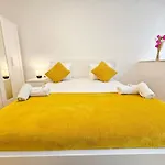 Roomy 3 Bedroom Flat With Outdoor Terrace And Parking
